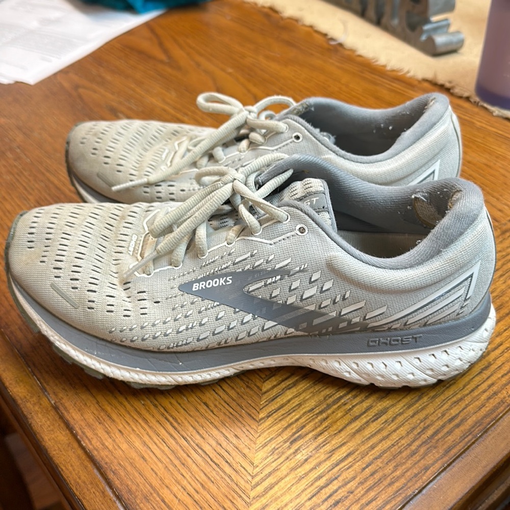 Brooks Ghost 13 running shoes, size 9